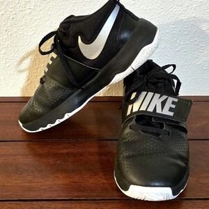 Boys Nike Team Hustle size 5.5 basketball shoe